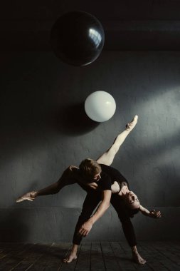 Yeteneklerini ve becerilerini gösteren yetenekli bale dansçıları