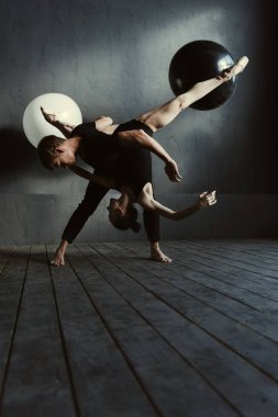 Yetenekli bale dansçıları yakın etkileşim gerçekleştirme