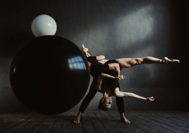 Yetenekli genç bale dansçıları sanatsal fikirlerini gösterilen