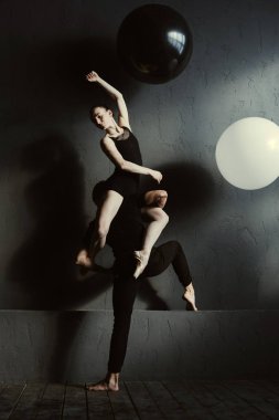 Sanat fikirlerini hayata ilham bale dansçıları