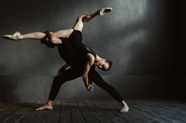 Sanat fikirlerini stüdyoda gösterilen atletik bale dansçıları