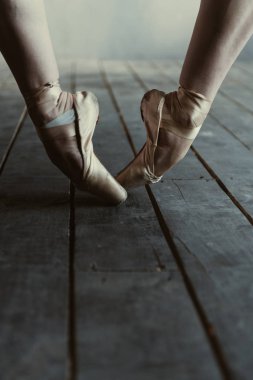 Balet tiptoes siyah odasında germe