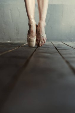 Balet tiptoes siyah odada tutuyoruz