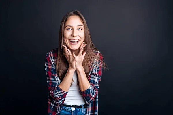 Positiv kvinna uttrycker glädje — Stockfoto