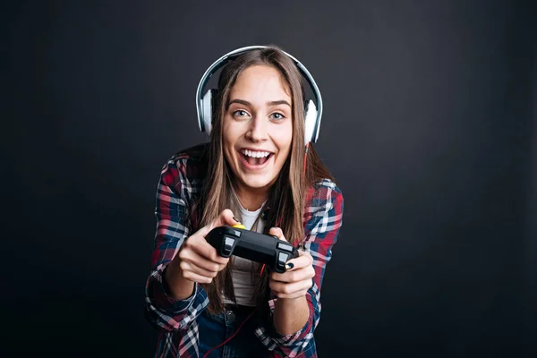 Mulher positiva playign jogos de vídeo — Fotografia de Stock