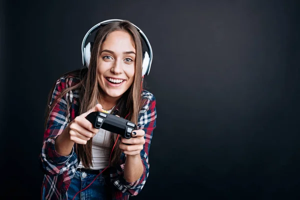 Cheeful envolvido menina jogar jogos de vídeo — Fotografia de Stock