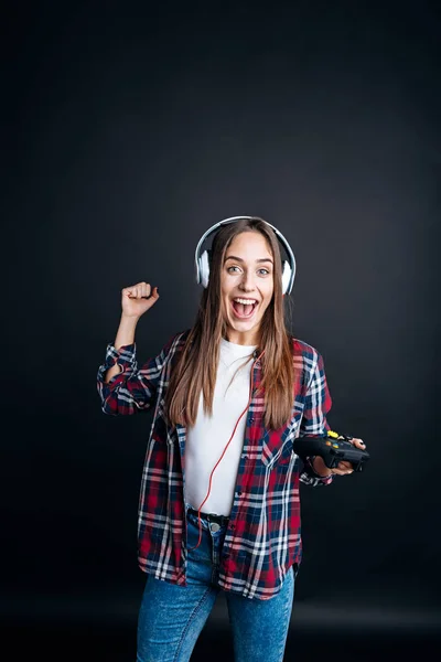 Щаслива усміхнена жінка грає у відеоігри — стокове фото