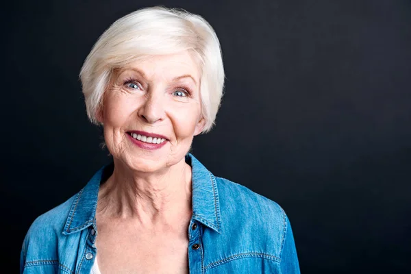 Alegre anciana standign sobre fondo negro — Foto de Stock