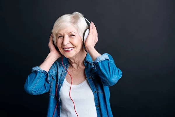 Mujer de edad alegre escuchando música —  Fotos de Stock