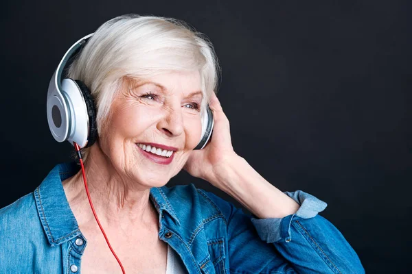 Blij leeftijd vrouw muziek beluisteren — Stockfoto
