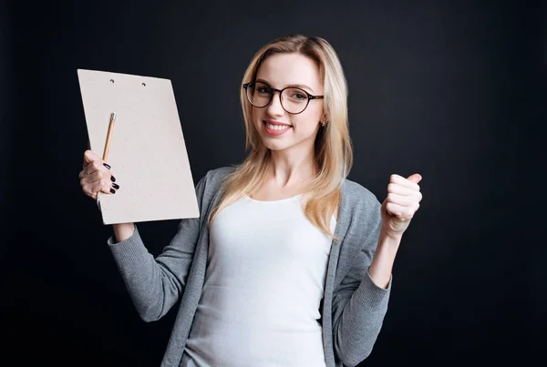 Mulher positiva expressando alegria — Fotografia de Stock