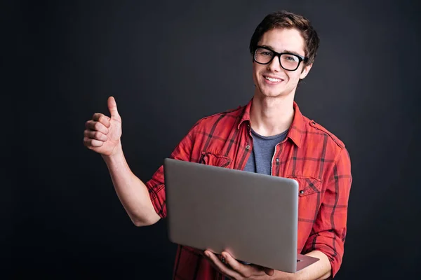 Glada student innehav laptop — Stockfoto