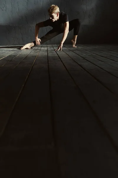 Jovem dançarina flexível se alongando no estúdio — Fotografia de Stock