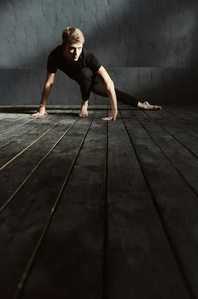 Charismatic dancer showing his abilities in the studio — Stock Photo, Image