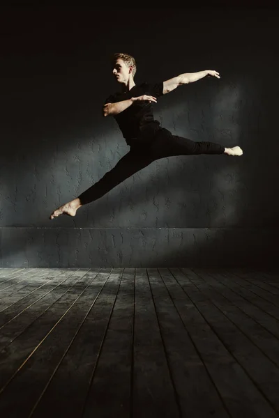 Bailarina de ballet involucrada estirándose en el aire —  Fotos de Stock