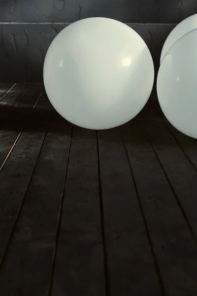 Білі кульки лежать в студії — стокове фото
