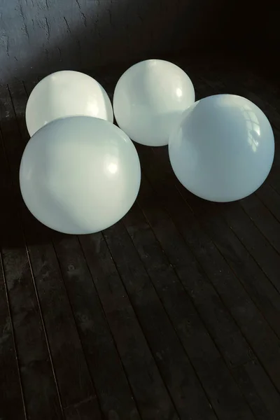 躺在黑暗的光线工作室的几个大气球 — 图库照片
