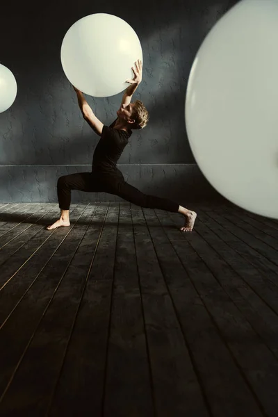 Mästerlig dansare utför i den mörkt upplysta rum — Stockfoto