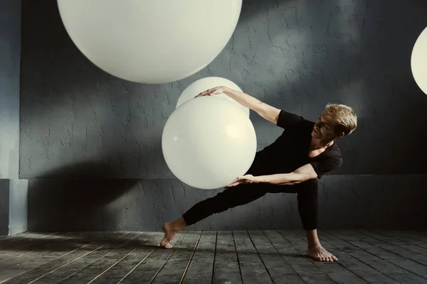 Ballerino ipnotico che agisce nello studio decorato — Foto Stock