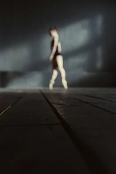 Slim balettdansare står på tiptoes i studion — Stockfoto