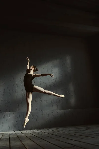 Masterful bailarina ballet mostrando suas habilidades no ar — Fotografia de Stock