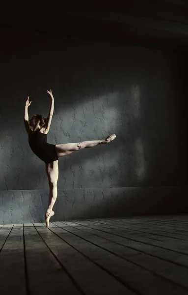 Элегантная балерина, стоящая на цыпочках в студии — стоковое фото
