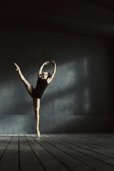 Ballerino flessibile in piedi in punta di piedi ed eseguendo la divisione — Foto Stock