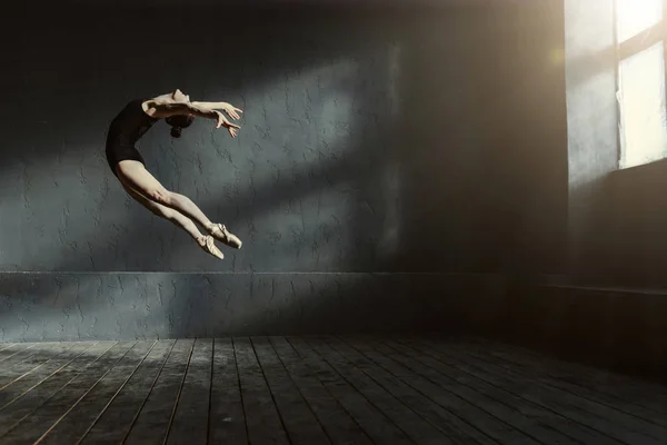 Professionelle Balletttänzerin tritt im dunkel beleuchteten Raum auf — Stockfoto