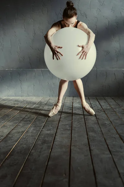 Bailarina de ballet sin emociones abrazando el globo blanco en el estudio —  Fotos de Stock