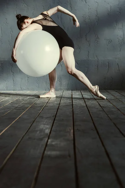 装置を用いてバレエを踊る彫刻の女性 — ストック写真