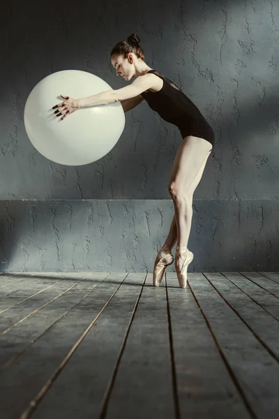 Sporty woman performing using the white balloon — Stock Photo, Image