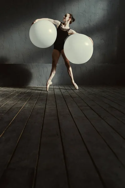 Изящные гимнастические танцы с использованием белых шаров — стоковое фото