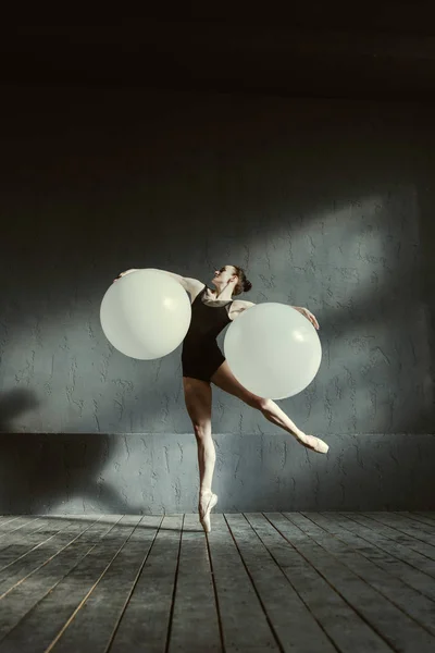 Восхитительная гимнастка, принимающая участие в художественном перформансе — стоковое фото