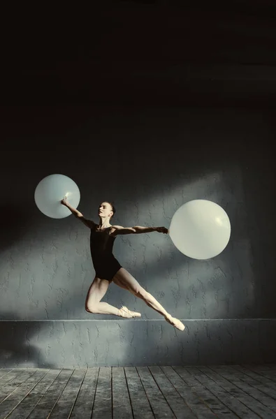 Bailarina de ballet competente realizando baile difícil pa —  Fotos de Stock