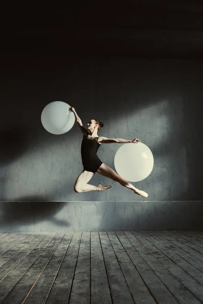 Inspirado bailarina ballet demonstrando sua flexibilidade — Fotografia de Stock