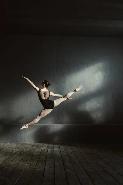 Luchtige balletdanser stretching vóór de voorstelling — Stockfoto