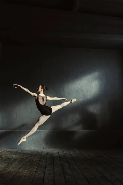 Graceful principal ballet dancer performing in the air — Stock Photo, Image