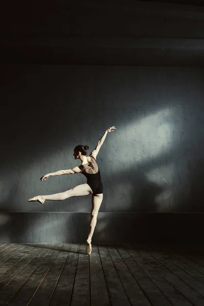 Flexible luftige Balletttänzerin, die im Studio auftritt — Stockfoto