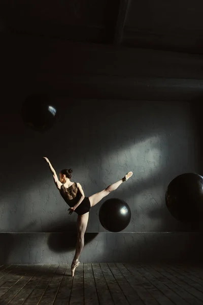 Dançarina de balé arejada mostrando sua flexibilidade — Fotografia de Stock