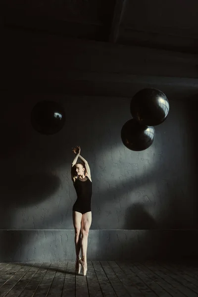 Penari balet anggun mengekspresikan keanggunan di studio — Stok Foto