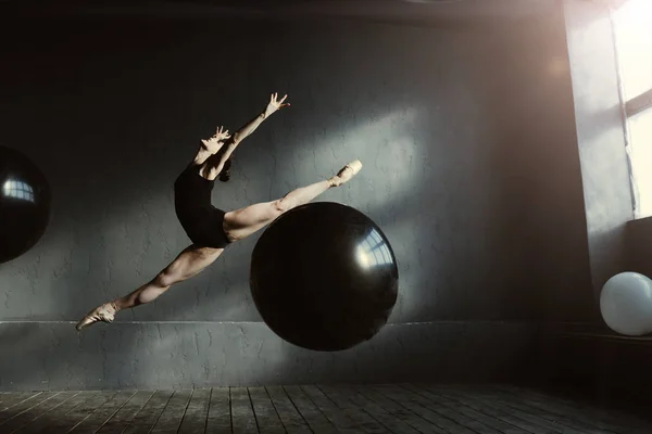 Charismatische danser zichzelf uitdrukken in de studio — Stockfoto