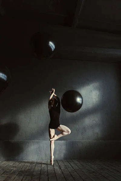 Харизматичная балерина, выражающая женственность в студии — стоковое фото