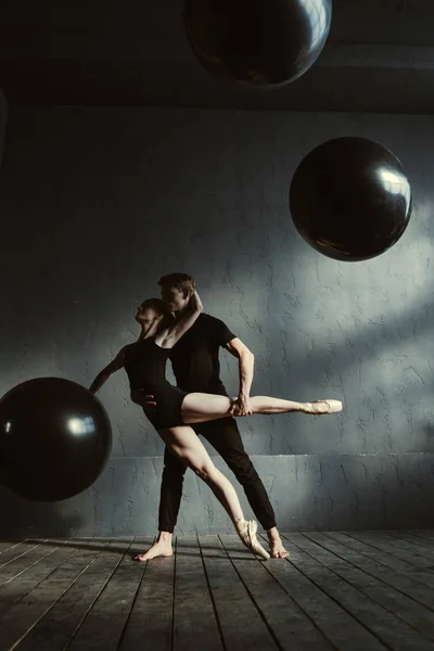 Geübte Balletttänzer treten gemeinsam im Studio auf — Stockfoto