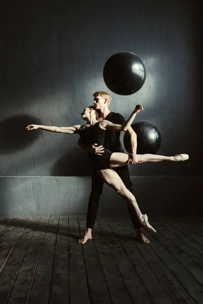 Jonge balletdansers uitvoeren in de studio — Stockfoto