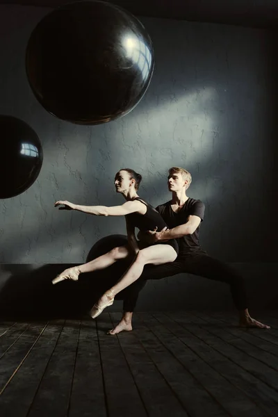 스튜디오에서 기지개 하는 긍정적인 참여 발레 댄서 — 스톡 사진