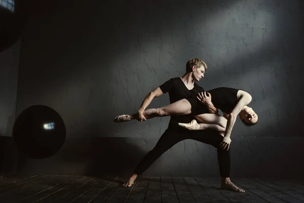Smukłe gimnastycy taniec w interakcji z innymi — Zdjęcie stockowe
