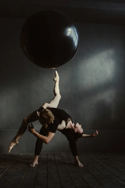 自分の能力やスキルを実現する柔軟なバレエ ダンサー — ストック写真