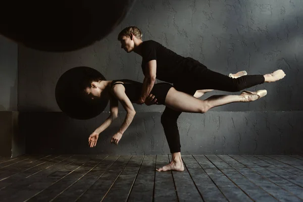 Bailarines de ballet hábiles realizando bailes pa en el estudio — Foto de Stock