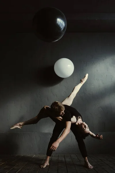 Gifted ballet dancers demonstrating their abilities and skills — Stock Photo, Image