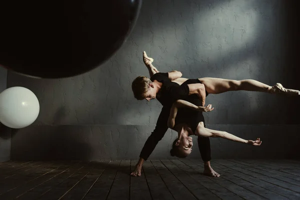 自分のスキルを示す柔軟なバレエ ダンサー — ストック写真